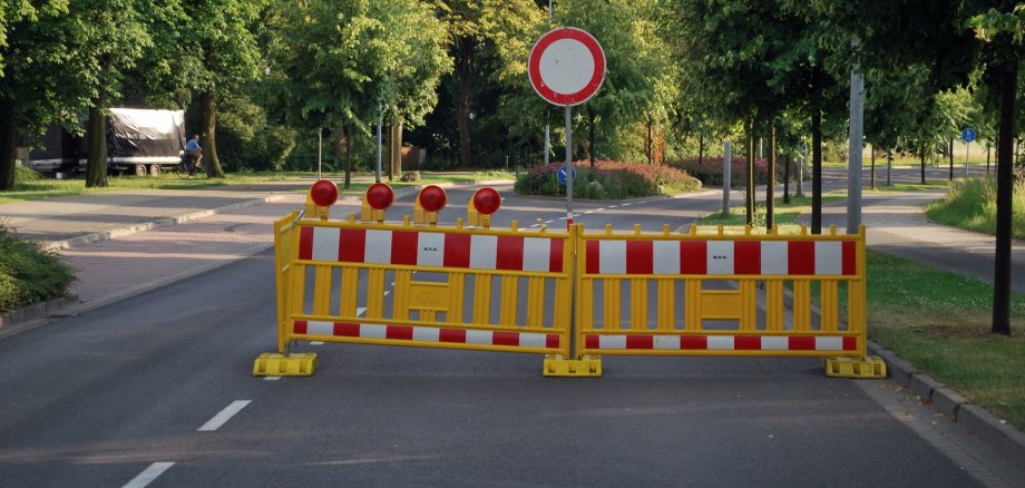 Straßensperrung mit einer Barke und einem Durchfahrt-verboten-Schild