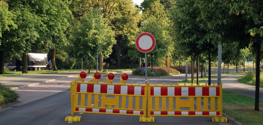 Straßensperrung mit einer Barke und einem Durchfahrt-verboten-Schild