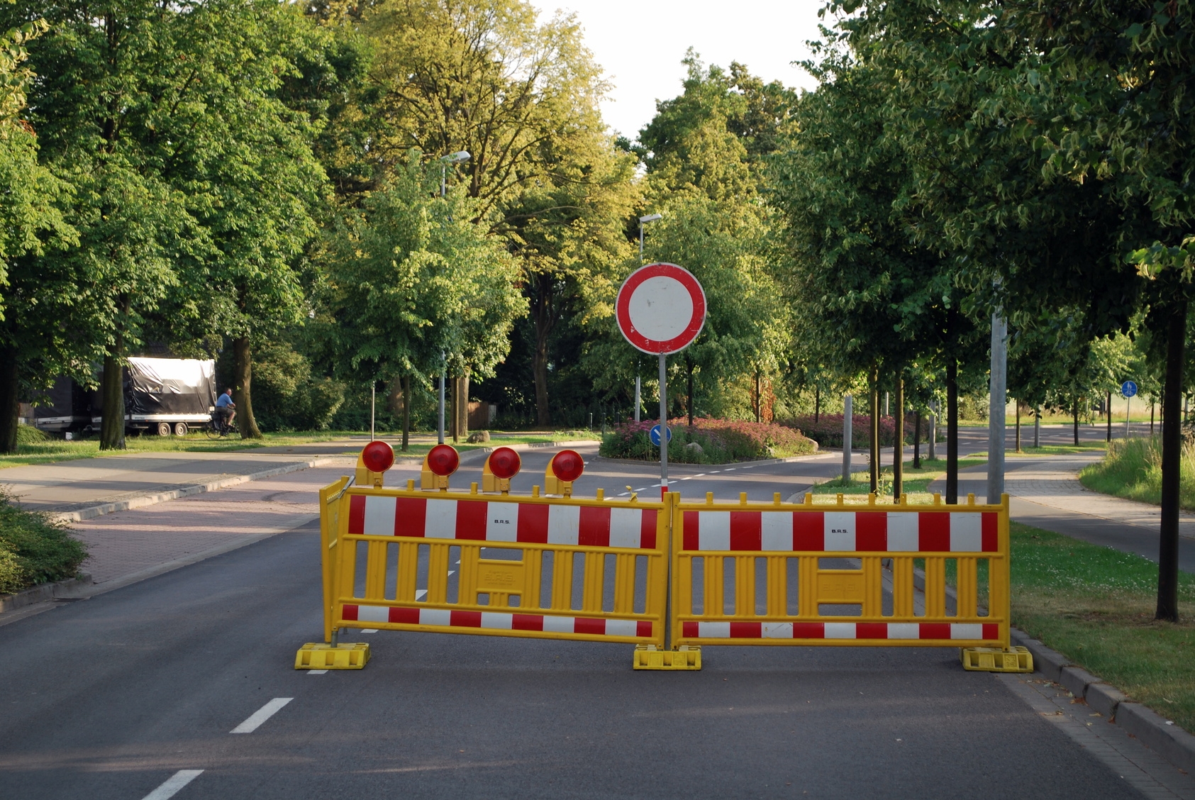 Straßensperrung mit einer Barke und einem Durchfahrt-verboten-Schild
