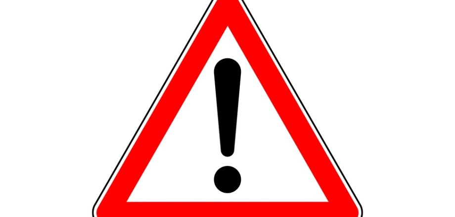 Symbolbild Achtung Warndreieck mit einem Ausrufezeichen vor weißem Hintergrund