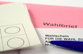 Symbolbild Wahlen Briefwahlunterlagen mit Stift
