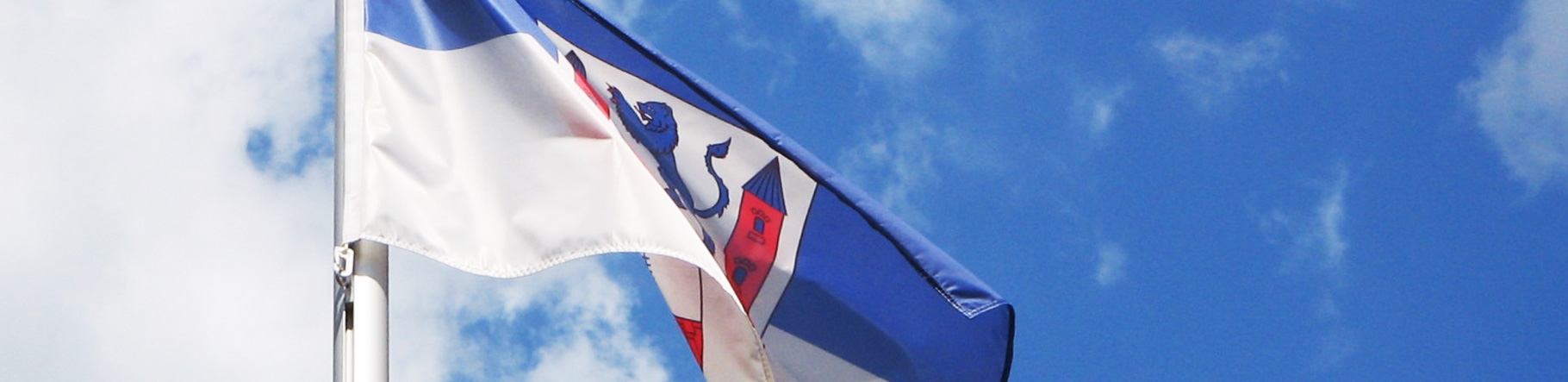 Nahaufnahmke der Flagge mit dem Stadtwappen Hintergrund blau-weiß