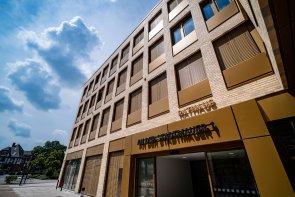 Außenaufnahme des Eingangsbereiches des neuen Rathauses