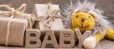 Geburt Ansicht Baby in Großbuchstaben, Plüschfigur Löwe, 2 Geschenkpakete