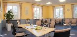 Trauzimmer im Rathaus Ansicht Trauzimmer im Rathaus mit vier Stühlen hinter dem Tisch der Standesbeamtin mit Blumenschmuck