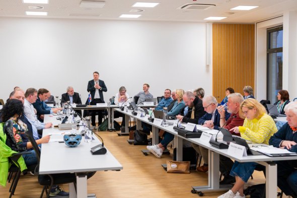 Blick in eine Ratssitzung in der Mensa der KGS. Die Ratsleute stimmen ab, der Ratsvorsitzende HErr Wesemann steht am rechten Bildrand und zählt die Hände.