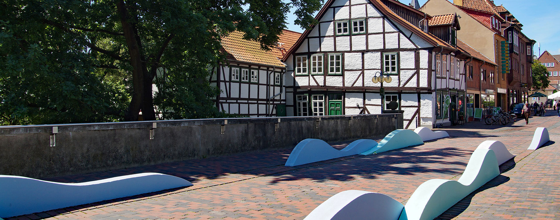 Die Wellen über die Leine geleiten den Weg ins Zentrum Blick in die Fußgängerzone an der Kleinen Leine Brücke mit den Wellen auf dem Boden