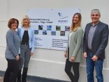 Team Wirtschaftsförderung Vier Personen aus dem Team der Wirtschaftsförderung vor einem Schild