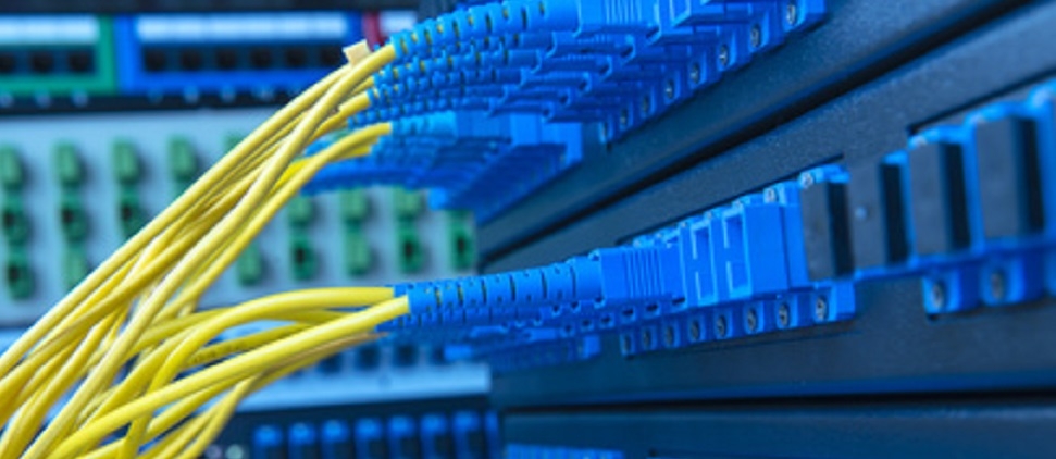 Breitband sorgt für schnelles Internet Verkabelung von Steckern für eine gute Internetverbindung