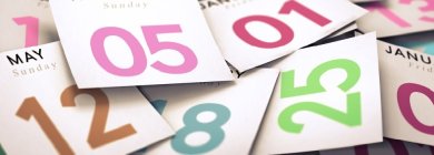 Kalender bunte abgerissene Tageskalenderblätter auf einem durcheinandergebrachten Stapel