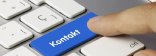 Kontakt Taste auf einer Computertastatur mit der Aufschrift "Kontakt"