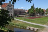 Blick auf Amtsgericht und Basketballplatz