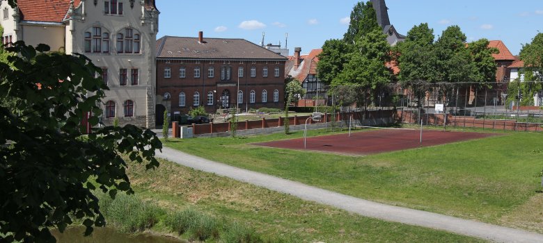 Blick auf Amtsgericht und Basketballplatz