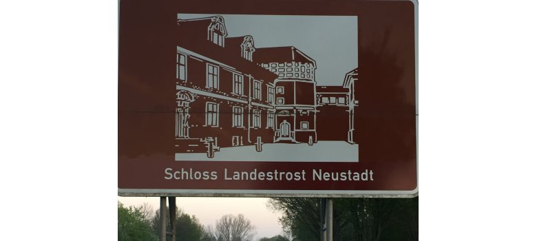 Touristische Hinweisschilder Schloss